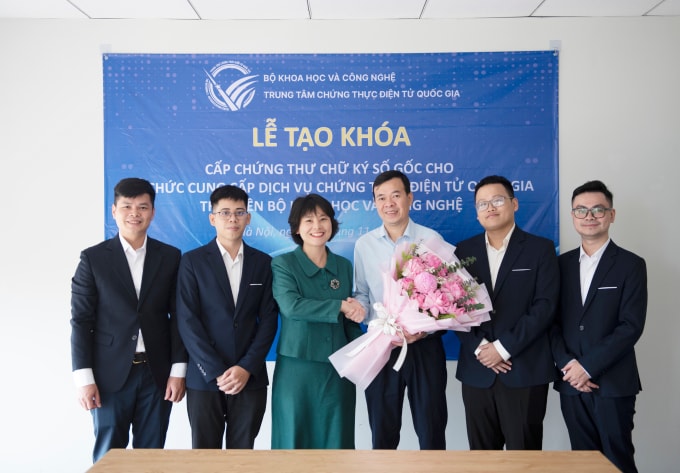 Giám đốc NEAC Tô Thị Thu Hương (áo xanh) tại buổi tạo khóa cấp chứng thư chữ ký số gốc theo tên Bộ Khoa học và Công nghệ. Ảnh: Thảo Anh