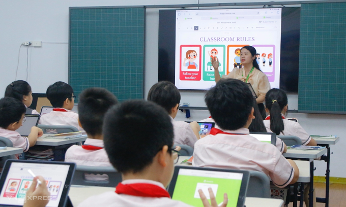 Tiết khoa học dạy bằng Tiếng Anh cho học sinh tiểu học ở Hà Nội, tháng 12/2023. Ảnh: Thanh Hằng