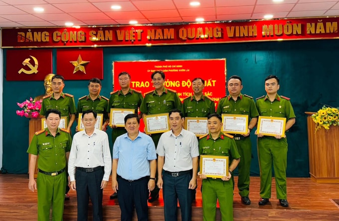 UBND phường Vườn Lài trao thưởng đột xuất cho các tập thể và cá nhân. Ảnh: Công an TP HCM