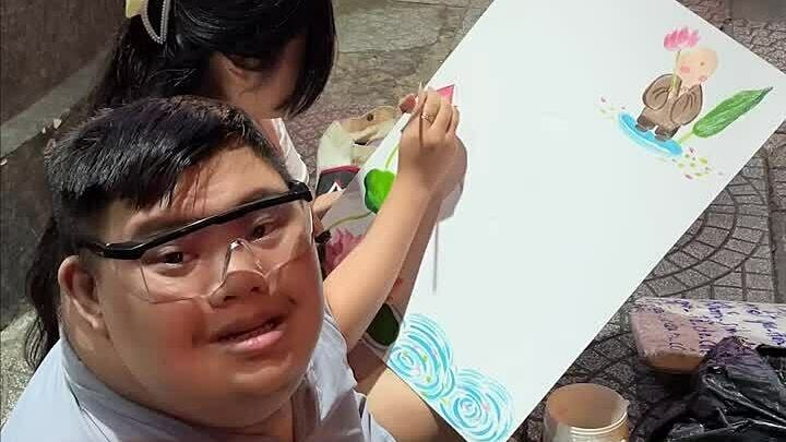 'Vẽ hạnh phúc' vẽ bảng hiệu cho cậu bé bị ảnh hưởng chất độc da cam ở TP HCM