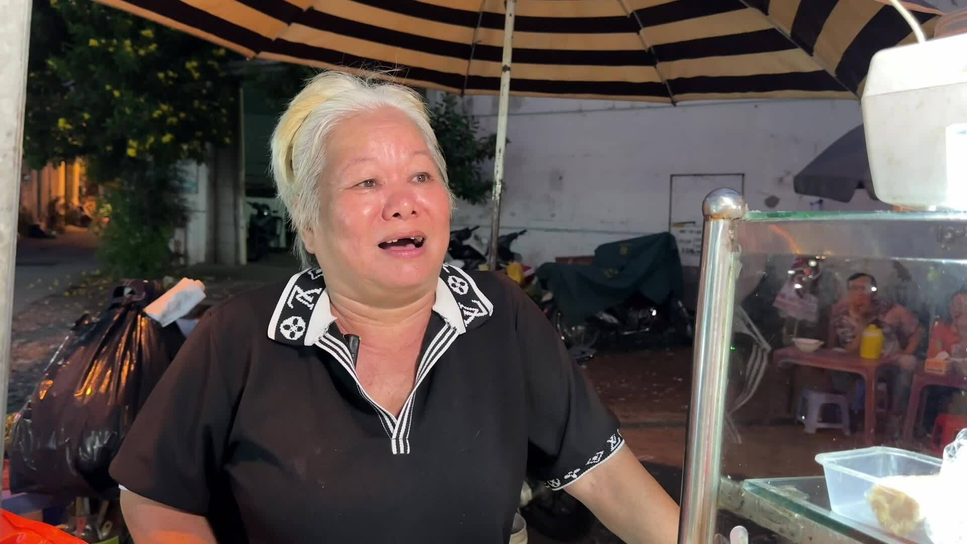 Nhân vật Kim Cúc nói về cảm xúc khi được kênh 'Vẽ hạnh phúc' vẽ bảng hiệu miễn phí