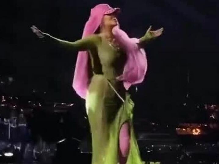 Rihanna biểu diễn bài 