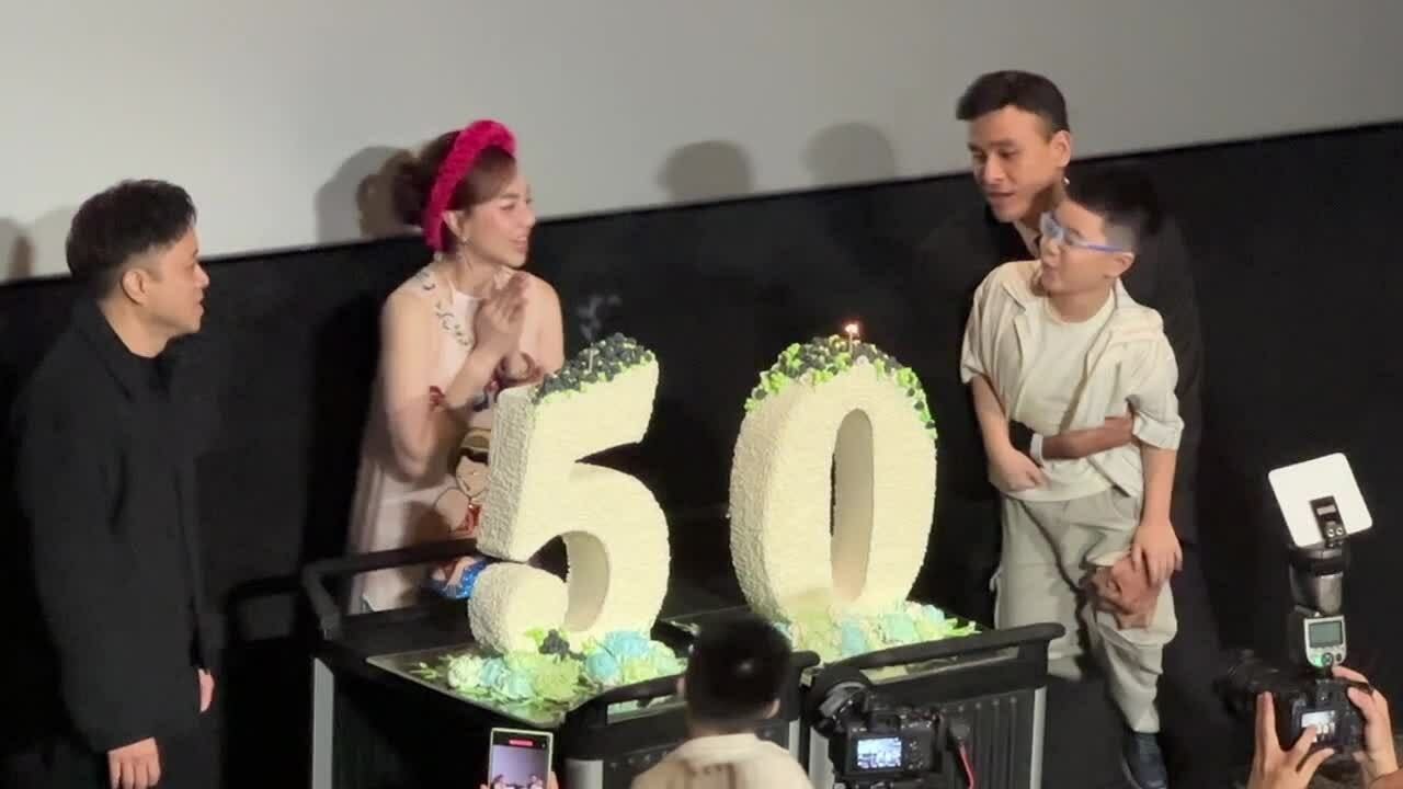 Victor Vũ đón sinh nhật lần thứ 50 bên cạnh Đinh Ngọc Diệp, bố vợ và hai con tại sự kiện