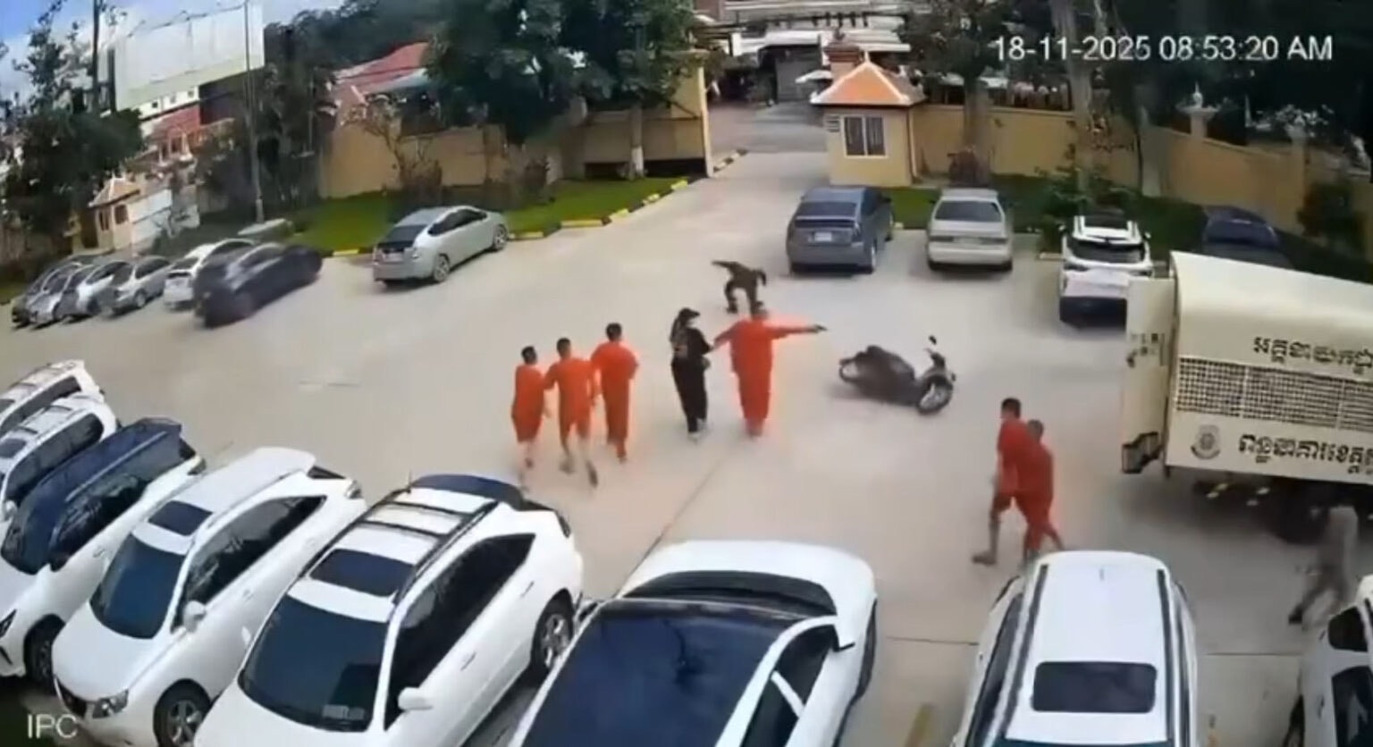 Khoảnh khăc phạm nhân nổ súng tẩu thoát khỏi tòa án Campuchia