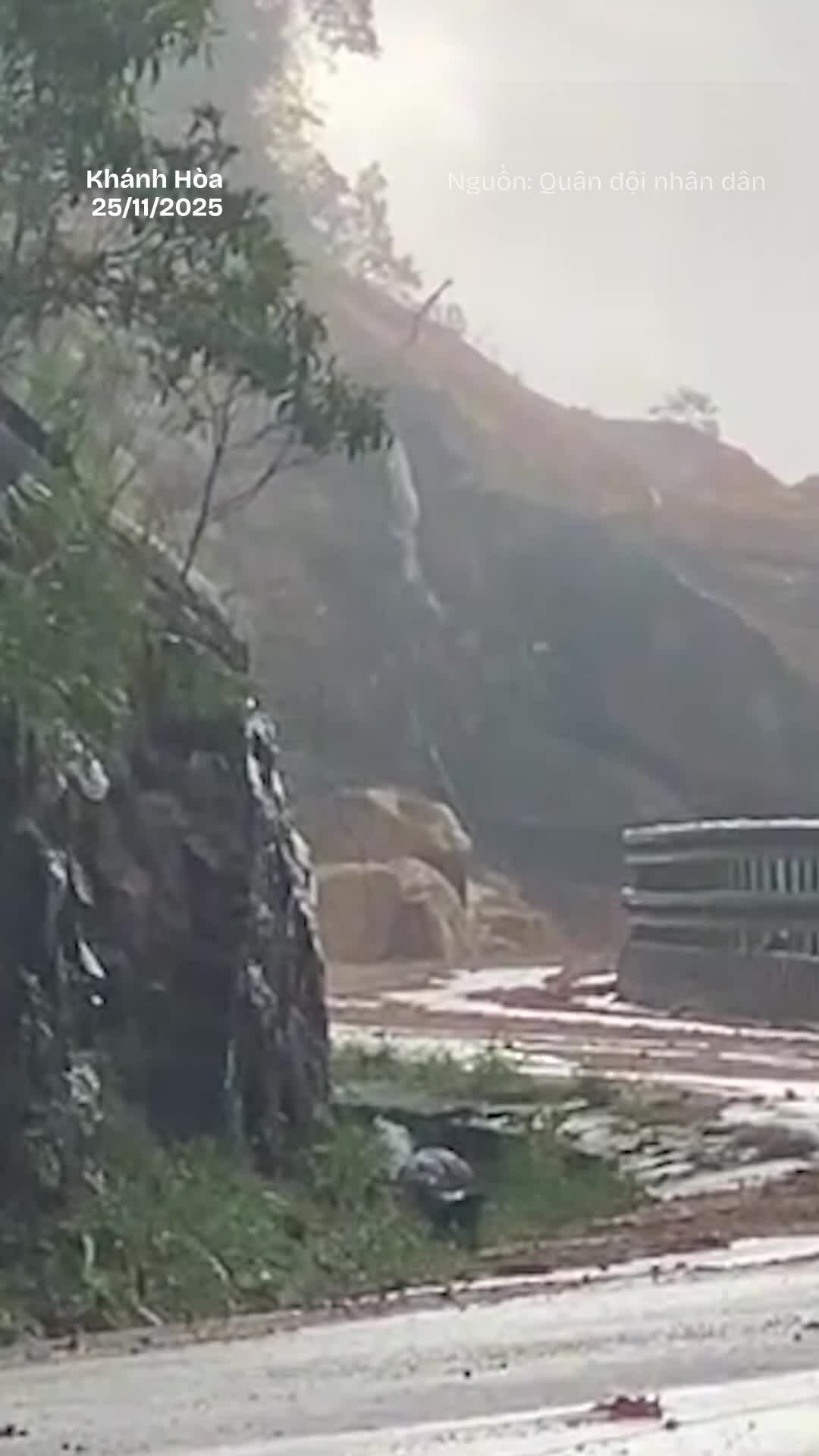 Nổ mìn phá hơn 600 khối đất đá bị sạt lở ở đèo Khánh Lê