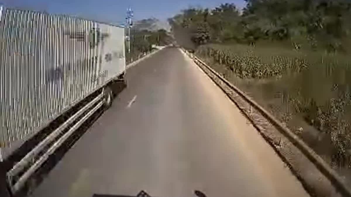 Ôtô tông xe đầu kéo trên quốc lộ 1A, 4 người chết