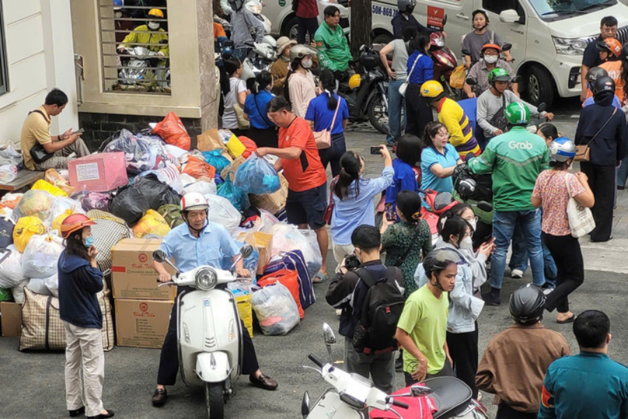 Người dân toàn quốc đồng lòng chia sẻ với bà con vùng bão lũ (Báo Nhân dân)