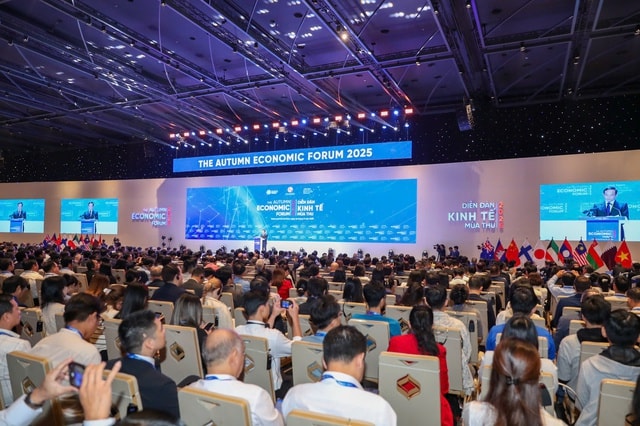 Thủ tướng Phạm Minh Chính tham dự Diễn đàn Kinh tế mùa thu 2025 tại TP HCM - Ảnh 7. Thủ tướng Phạm Minh Chính tham dự Diễn đàn Kinh tế mùa thu 2025 tại TP HCM - Ảnh 7.