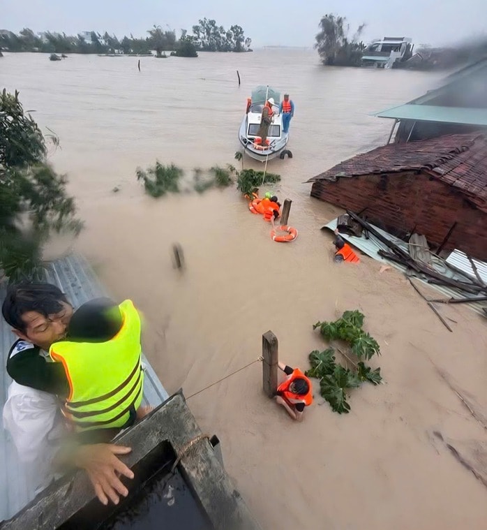 Chính phủ chỉ đạo chi trả gộp 3 tháng lương hưu và trợ cấp bảo hiểm xã hội cho 4 tỉnh bị lũ lụt  - Ảnh 1.