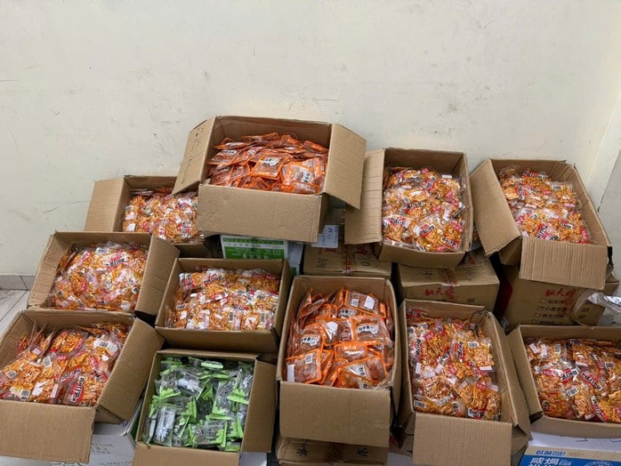 Phát hiện bánh kẹo Tết không rõ xuất xứ gây lo ngại cho sức khỏe người tiêu dùng - Ảnh 2. Phát hiện bánh kẹo Tết không rõ xuất xứ gây lo ngại cho sức khỏe người tiêu dùng - Ảnh 2.