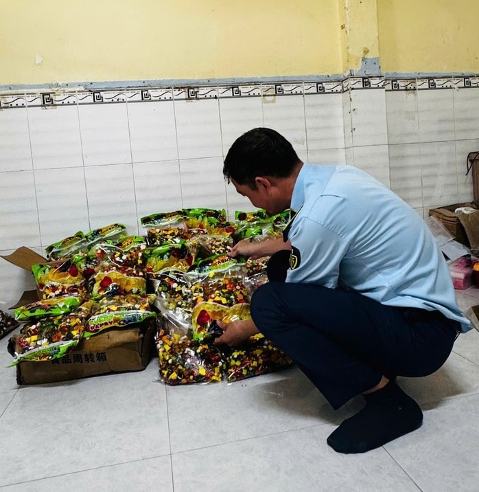 Phát hiện bánh kẹo Tết không rõ xuất xứ gây lo ngại cho sức khỏe người tiêu dùng - Ảnh 1. Phát hiện bánh kẹo Tết không rõ xuất xứ gây lo ngại cho sức khỏe người tiêu dùng - Ảnh 1.