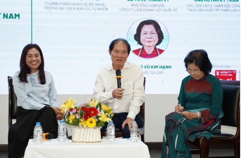 TS Huỳnh Kỳ Trân (ngồi giữa) và bà Vũ Kim Hạnh (bên phải) tại tọa đàm