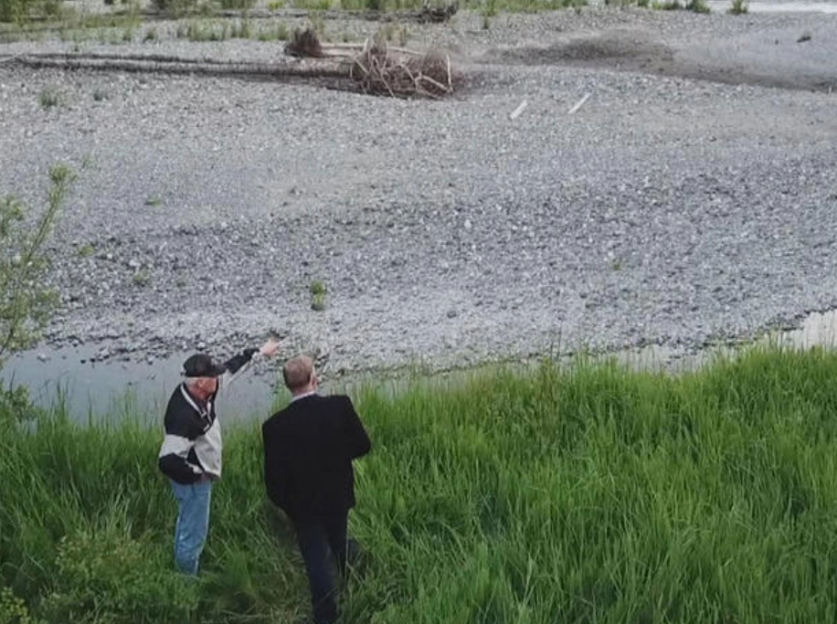 Điều tra viên Ron Peterson chỉ về nơi ông tìm thấy thi thể nạn nhân. (Nguồn: CBS)