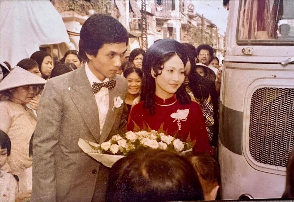 Hôn lễ của cặp nghệ sĩ trở thành đám cưới đầu tiên có ảnh màu tại Hà Nội.