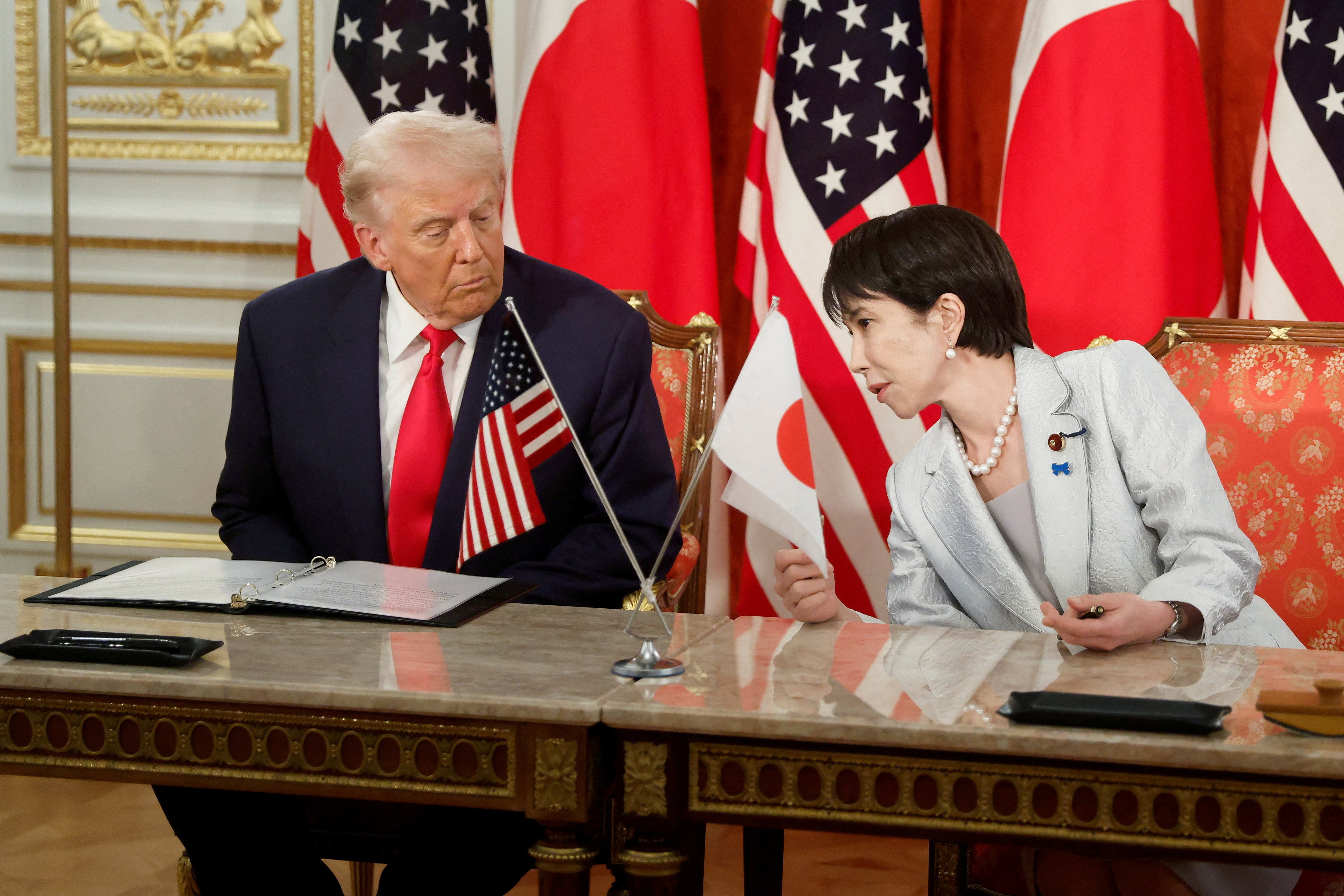 Tổng thống Mỹ Donald Trump và Thủ tướng Nhật Bản Sanae Takaichi (Ảnh: Reuters)