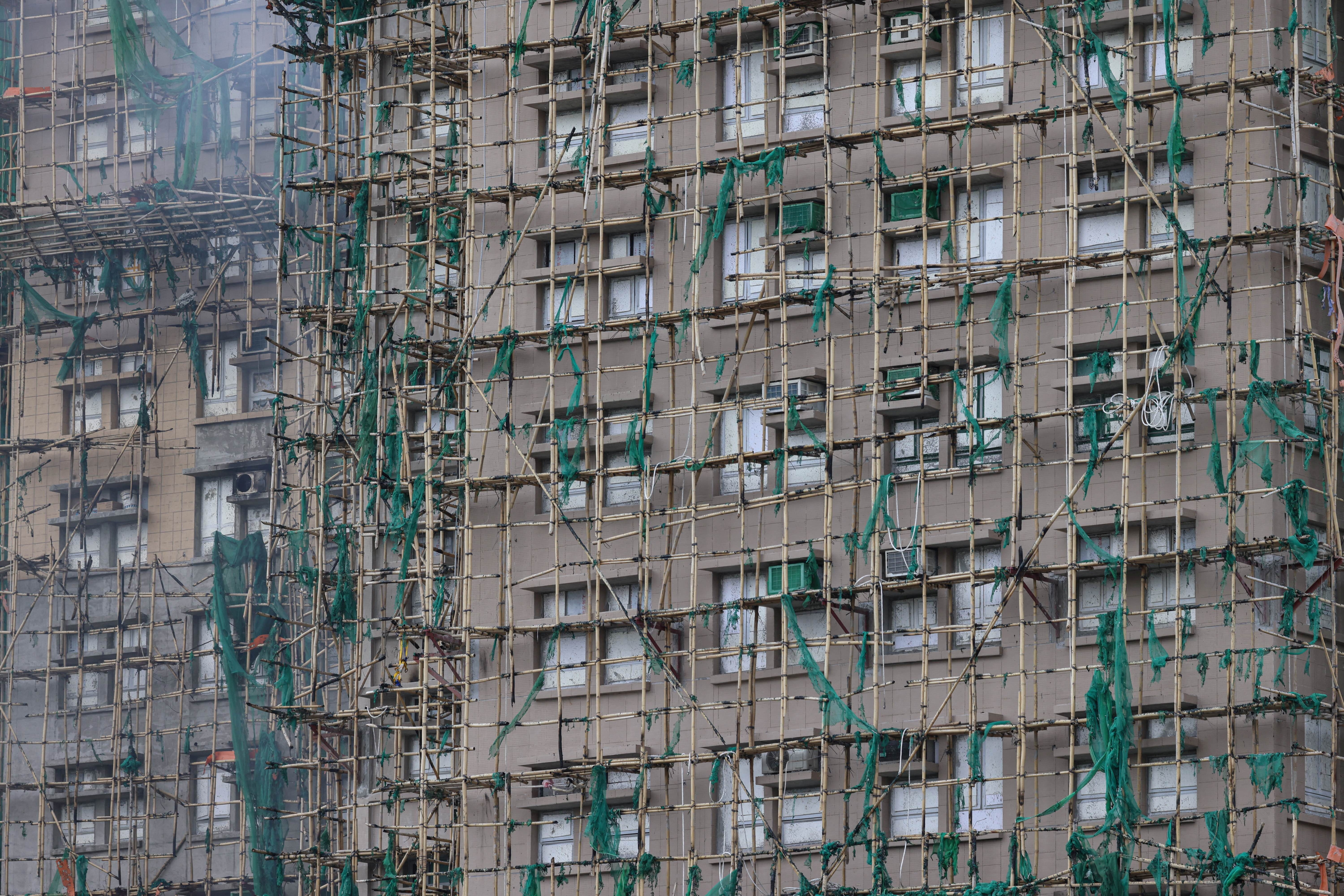 Cộng đồng kỹ sư, chuyên gia PCCC tại Hong Kong từng cảnh báo về khả năng cháy lan theo giàn giáo tre, đặc biệt tại các công trình cao tầng.