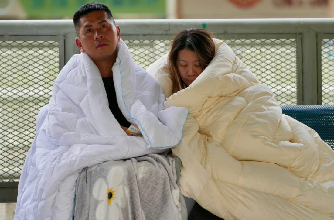 Suốt đêm qua, nhiều người tại khu vực này không thể chợp mắt vì lo lắng. (Ảnh: Reuters)