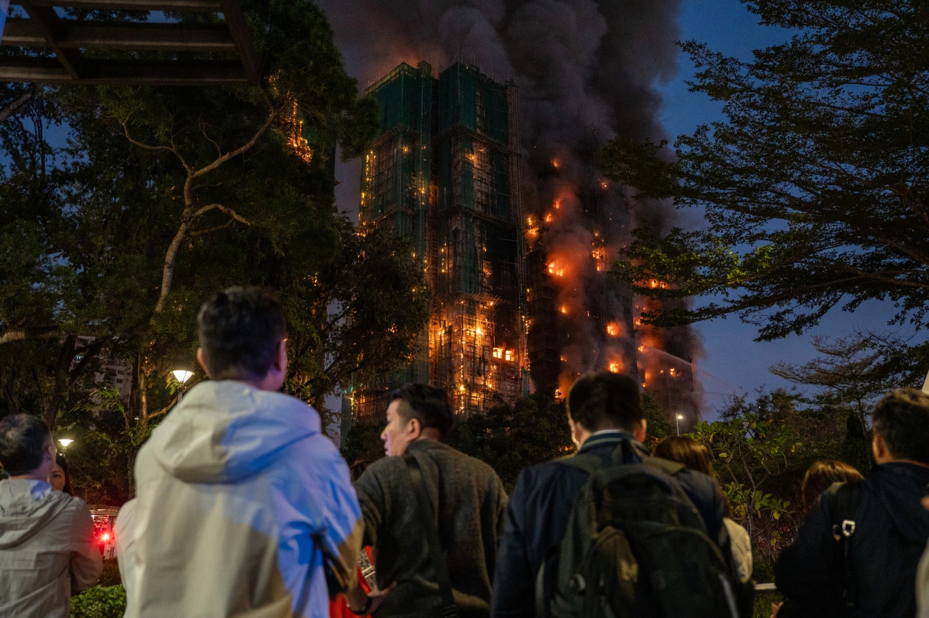 Người dân theo dõi vụ cháy từ xa. (Ảnh: Reuters)