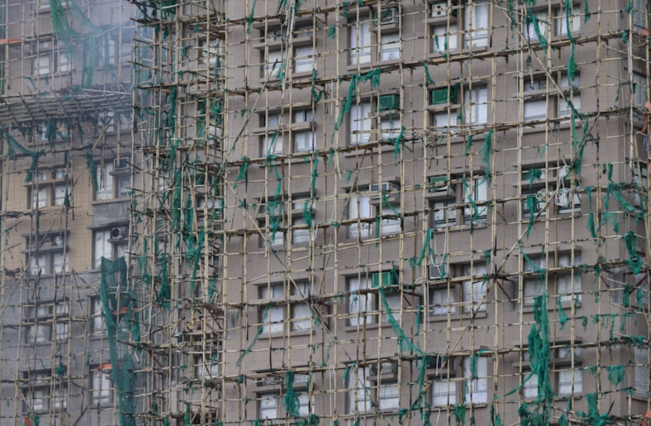 Giàn giáo tre và lưới an toàn vây quanh toà chung cư. (Ảnh: Reuters)