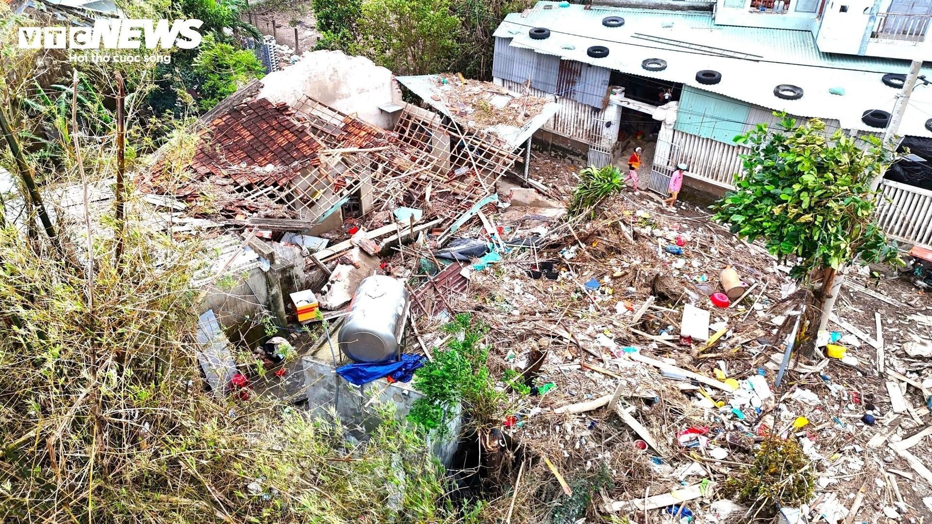 Nhiều địa phương Việt Nam phải hứng chịu các đợt mưa lũ lịch sử, thiên tai liên tiếp gây thiệt hại nghiêm trọng về người cũng như tài sản. (Ảnh: Thiên Trang)