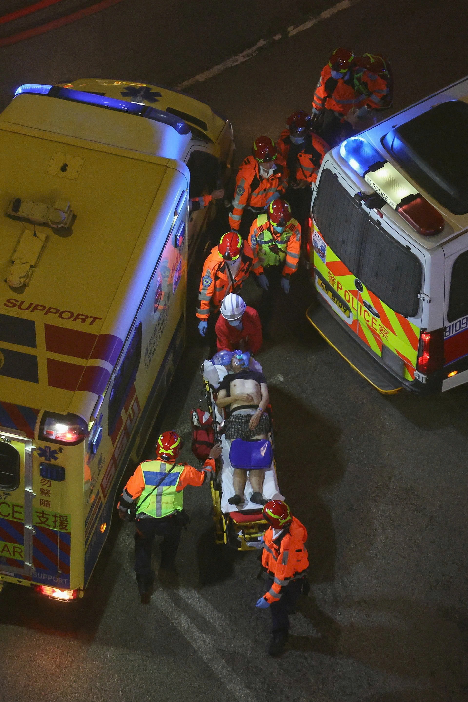 Hoạt động cứu hộ vẫn đang tiếp tục diễn ra. (Ảnh: Reuters)