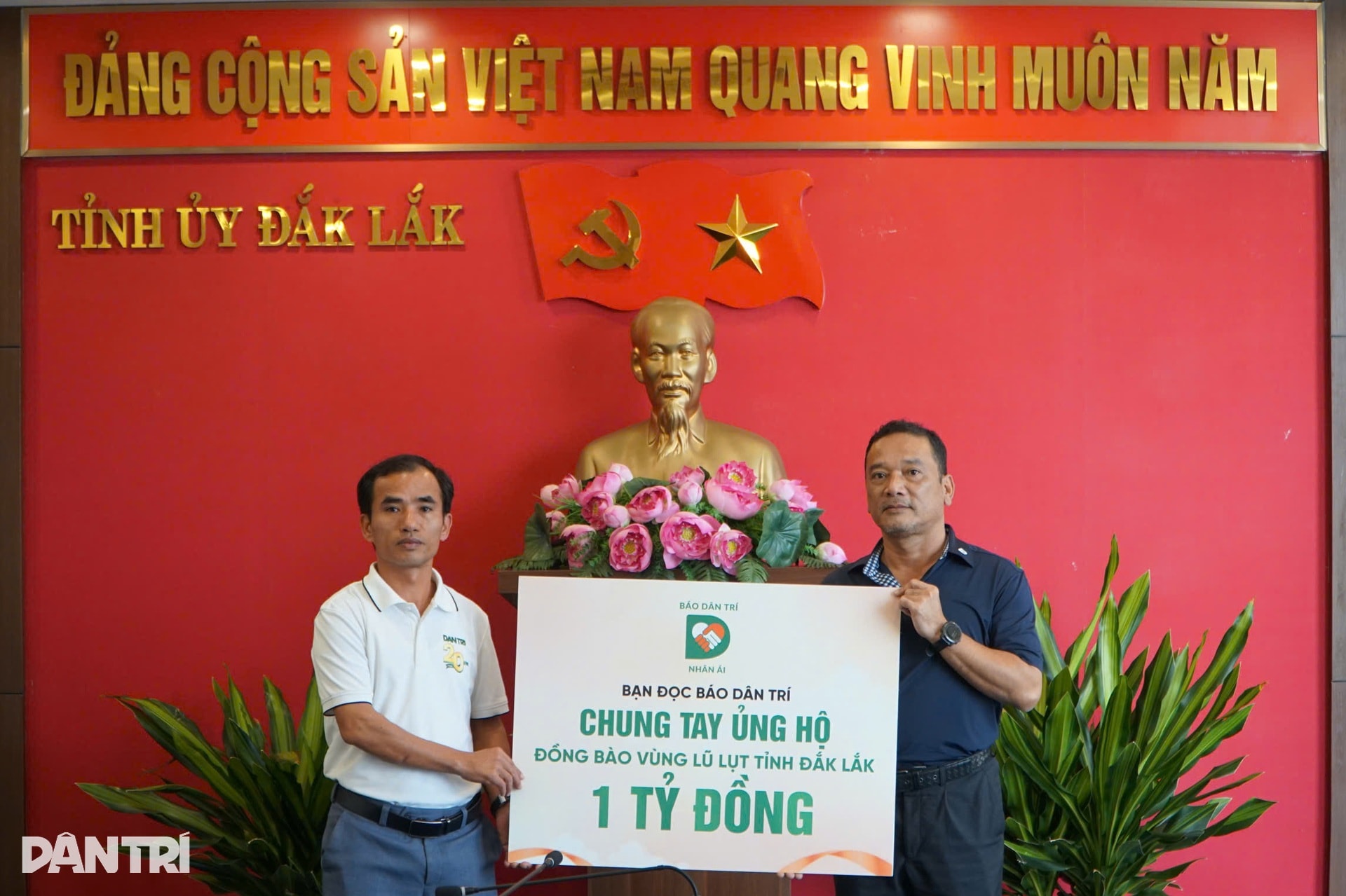 Chuyển gấp hơn 30.000 đơn vị thuốc thiết yếu đến người dân vùng lũ Đắk Lắk - 10 Chuyển gấp hơn 30.000 đơn vị thuốc thiết yếu đến người dân vùng lũ Đắk Lắk - 10