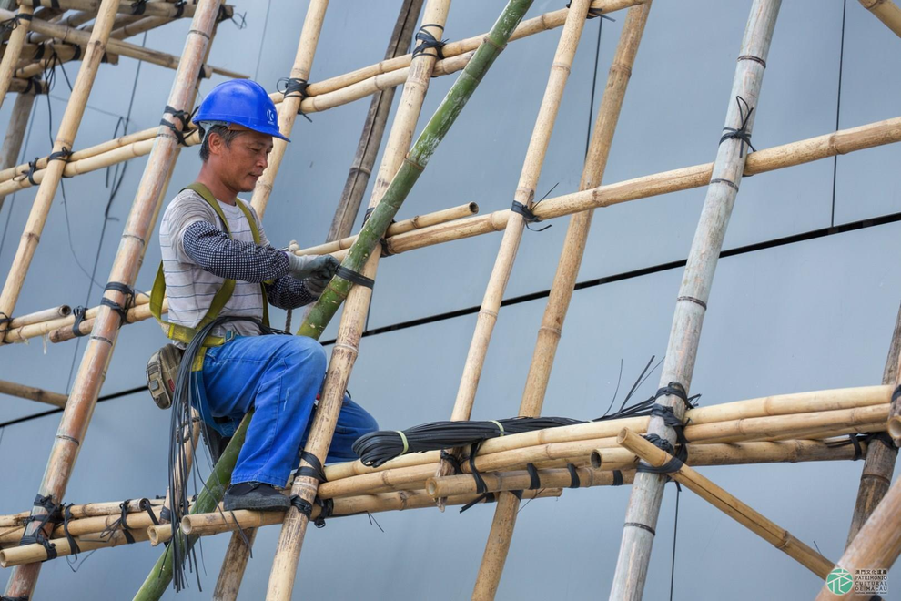 Vụ cháy chung cư 44 người chết: Vì sao Hong Kong vẫn dùng giàn giáo tre? - 3