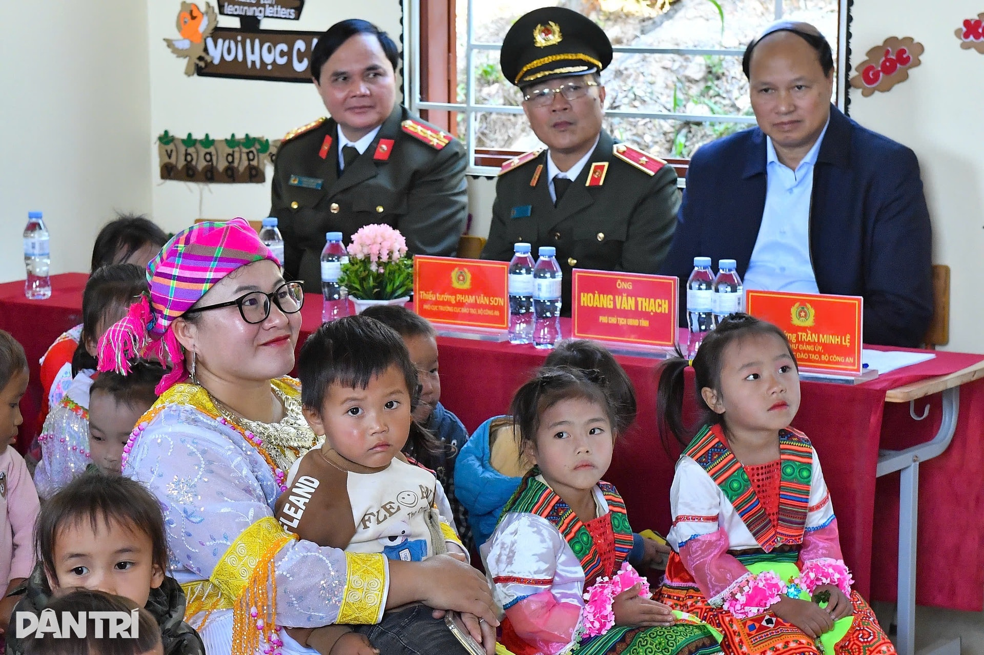 Khánh thành điểm trường Dân trí nơi biên cương Cao Bằng - 5 Khánh thành điểm trường Dân trí nơi biên cương Cao Bằng - 5