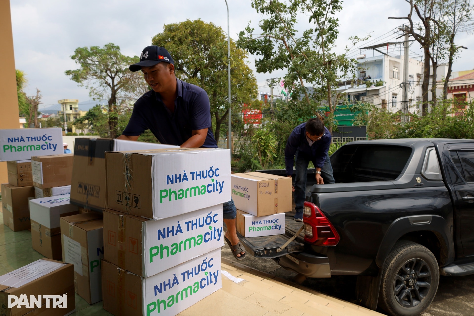 Chuyển gấp hơn 30.000 đơn vị thuốc thiết yếu đến người dân vùng lũ Đắk Lắk - 7 Chuyển gấp hơn 30.000 đơn vị thuốc thiết yếu đến người dân vùng lũ Đắk Lắk - 7