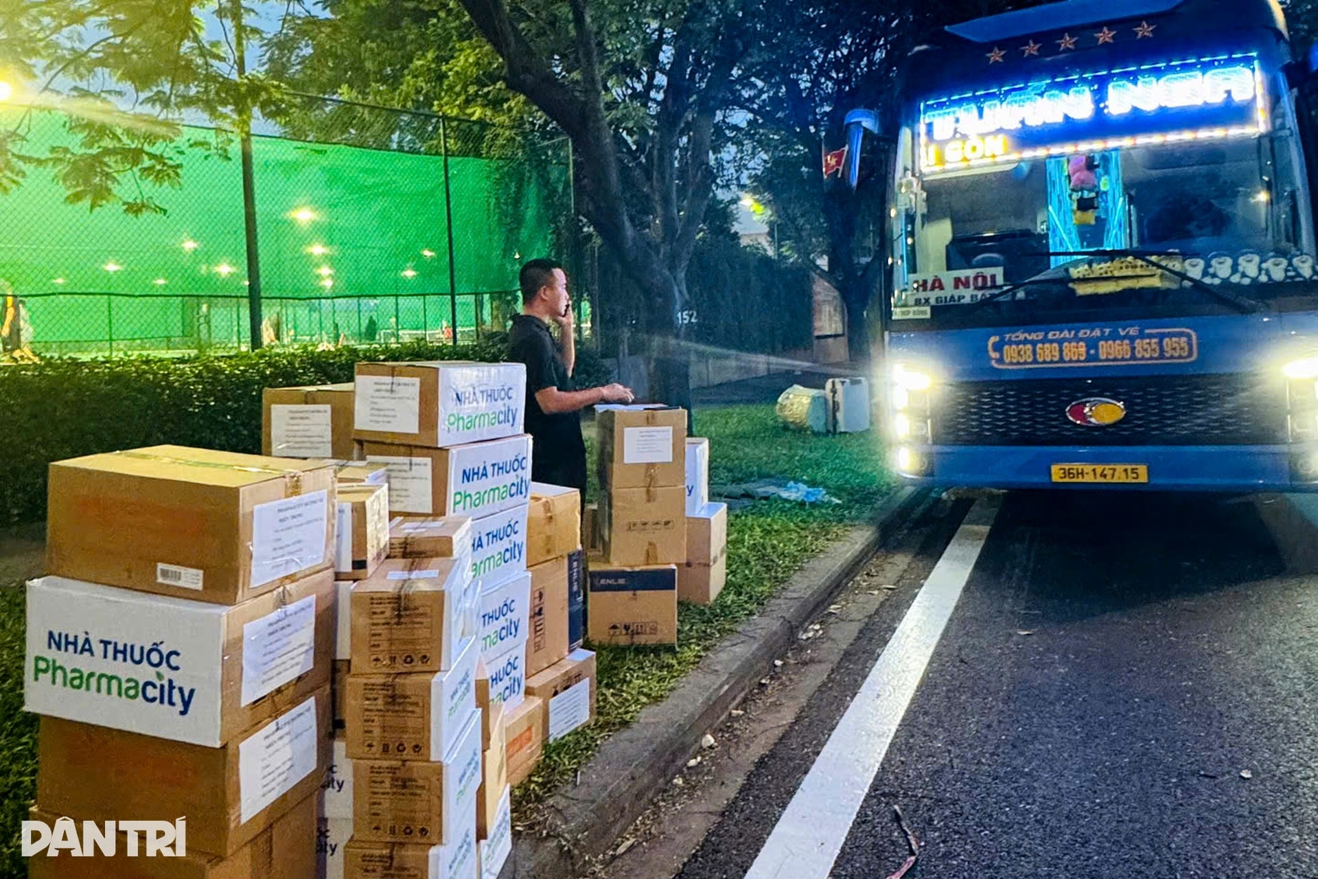 Chuyển gấp hơn 30.000 đơn vị thuốc thiết yếu đến người dân vùng lũ Đắk Lắk - 5 Chuyển gấp hơn 30.000 đơn vị thuốc thiết yếu đến người dân vùng lũ Đắk Lắk - 5