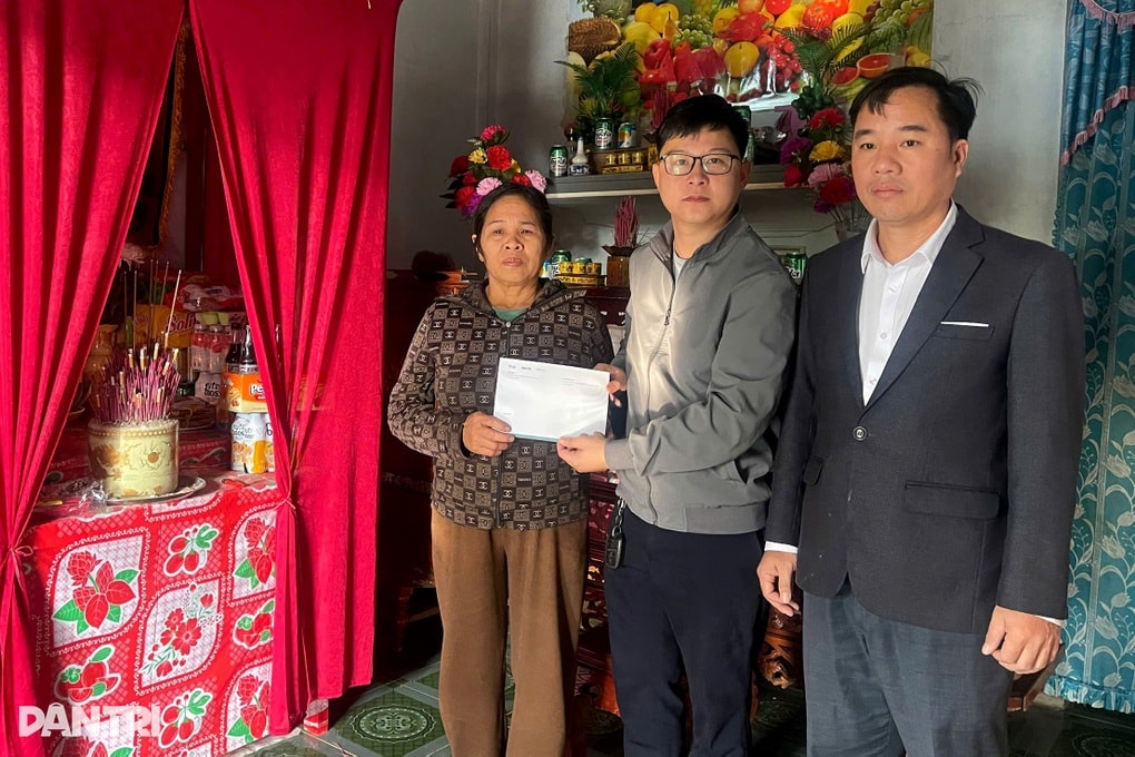 Bạn đọc Dân trí trao hỗ trợ 11 gia đình có người tử nạn trong mưa lũ - 4 Bạn đọc Dân trí trao hỗ trợ 11 gia đình có người tử nạn trong mưa lũ - 4