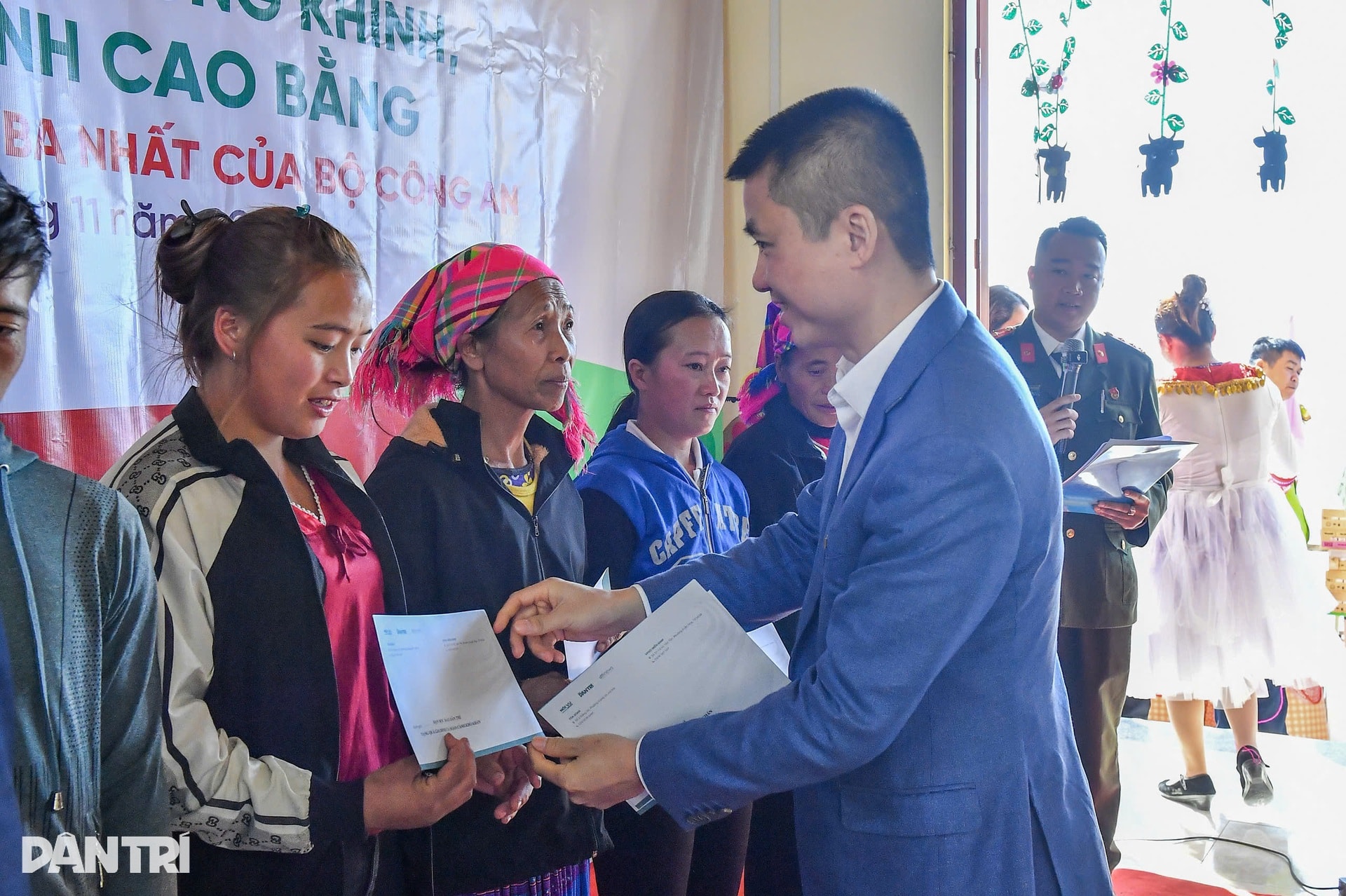 Khánh thành điểm trường Dân trí nơi biên cương Cao Bằng - 9 Khánh thành điểm trường Dân trí nơi biên cương Cao Bằng - 9