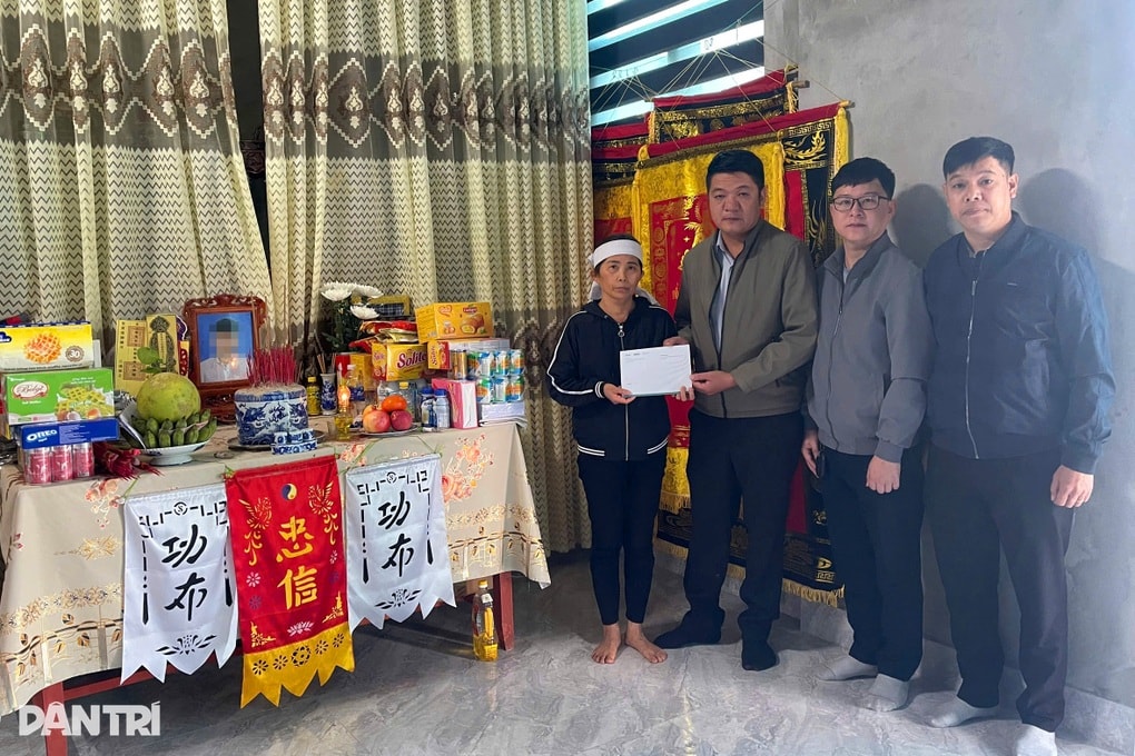 Bạn đọc Dân trí trao hỗ trợ 11 gia đình có người tử nạn trong mưa lũ - 2 Bạn đọc Dân trí trao hỗ trợ 11 gia đình có người tử nạn trong mưa lũ - 2