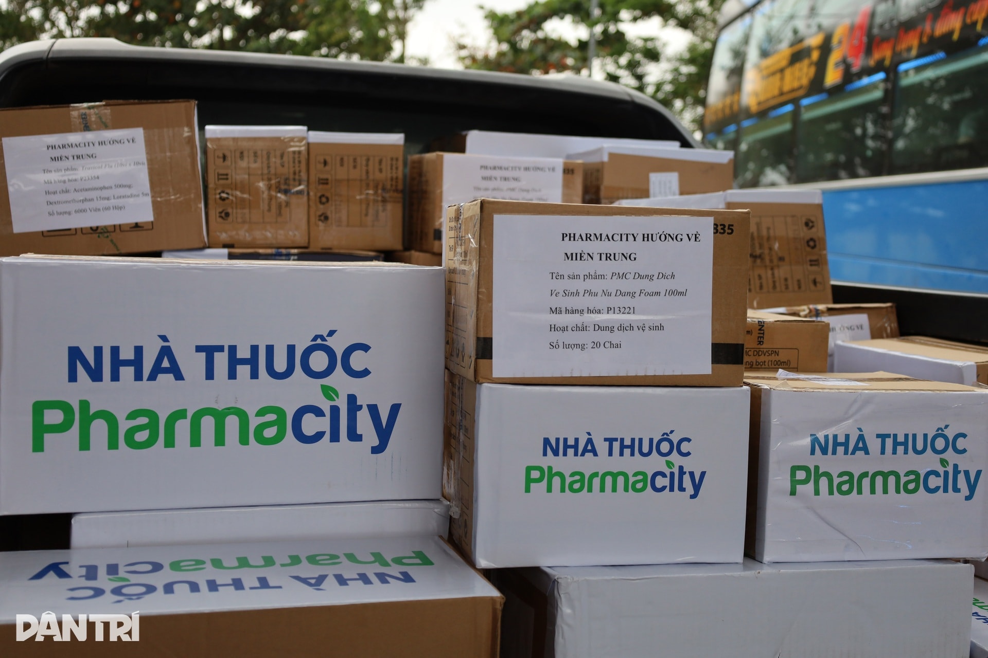 Chuyển gấp hơn 30.000 đơn vị thuốc thiết yếu đến người dân vùng lũ Đắk Lắk - 6 Chuyển gấp hơn 30.000 đơn vị thuốc thiết yếu đến người dân vùng lũ Đắk Lắk - 6