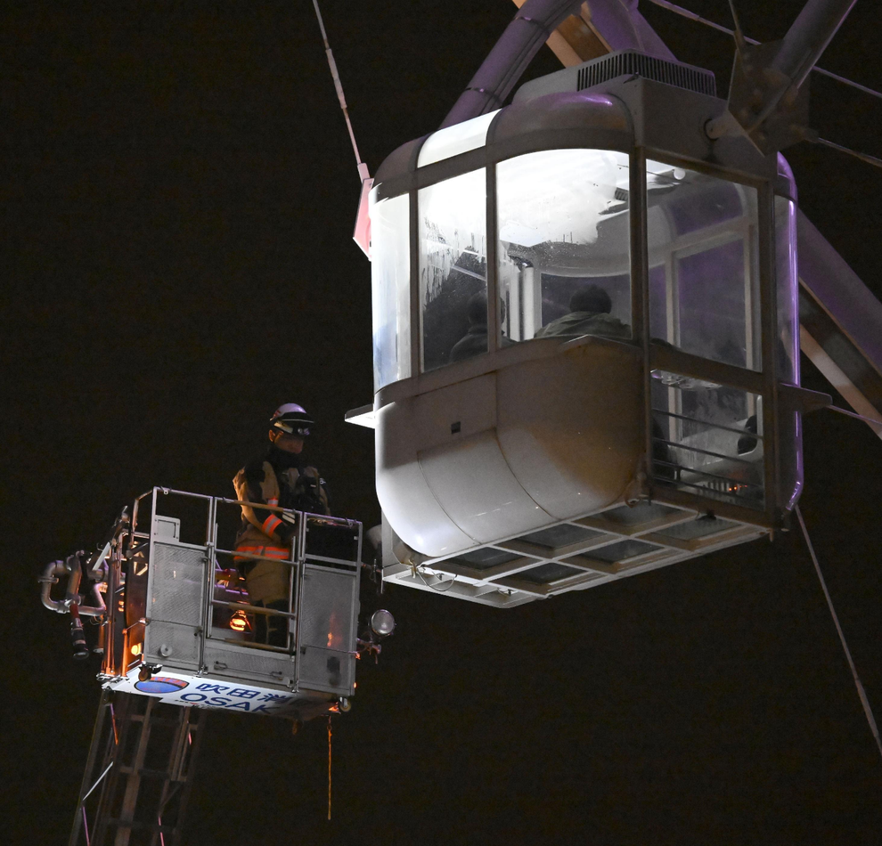 Sét đánh trúng vòng đu quay, 20 khách bị lơ lửng trên trời suốt 9 tiếng - 1