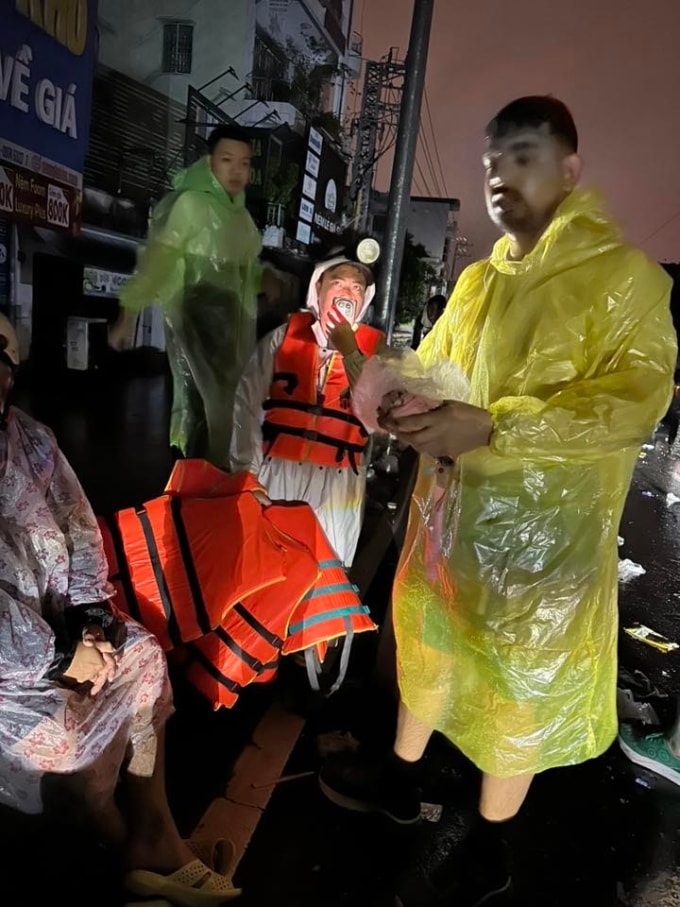 Yousuph tiếp cận đoàn cứu trợ, xin tham gia hỗ trợ sơ tán người dân mắc kẹt trong nước lũ đêm 19/11. Ảnh: Phương Huệ