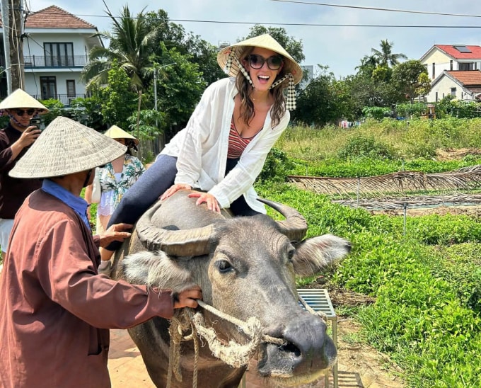Du khách trải nghiệm một ngày làm nông ở làng rau Trà Quế mùa hè. Ảnh: Vietluxtour