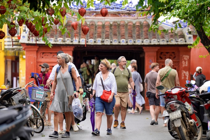 Du khách tham quan trở lại phố cổ Hội An, ngày 1/11. Ảnh: Nguyễn Đông