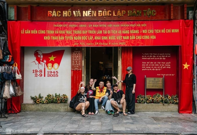 Khách quốc tế chụp ảnh lưu niệm trong chuyến tham quan Hà Nội mùa thu. Ảnh: Minh Quân