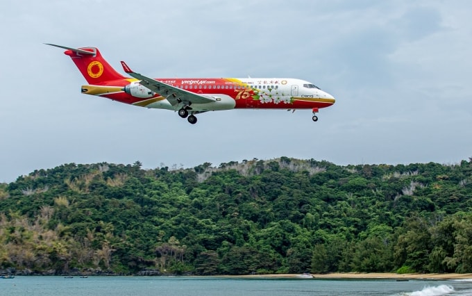 Tàu bay của Vietjet chuẩn bị hạ cánh tại Côn Đảo. Ảnh: Tài Nguyễn