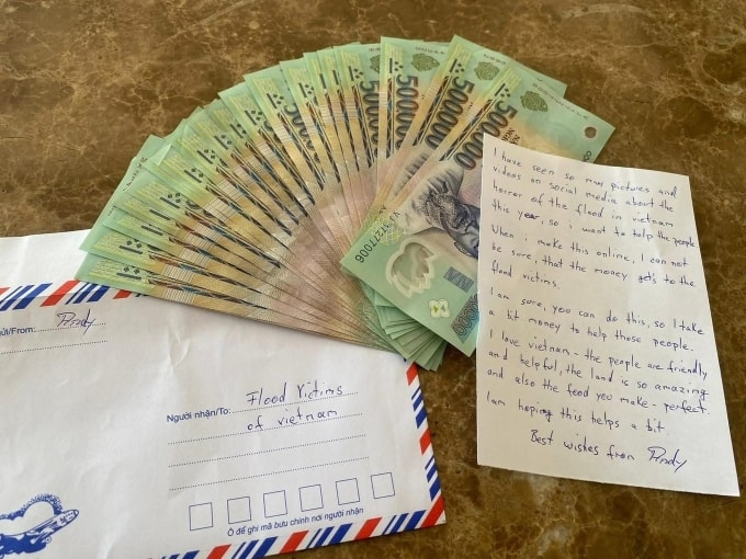 Số tiền 10 triệu đồng và tâm thư của Andy. Ảnh: NVCC