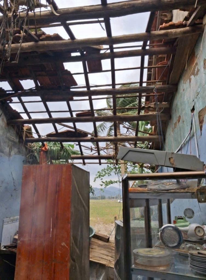 Đỡ đầu sinh viên sau lũ