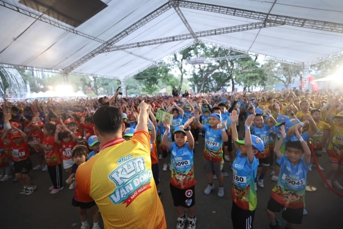 Ban tổ chức hướng dẫn khởi động trước khi các bé bước vào vạch xuất phát. Ảnh: VnExpress Marathon