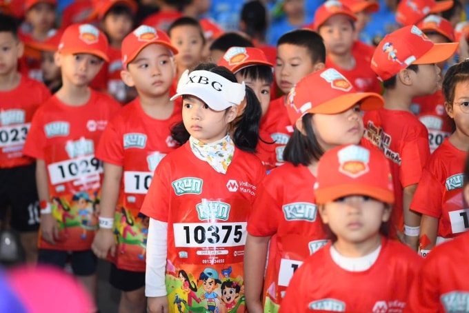Phụ huynh có thể chuẩn bị thêm khăn quàng cổ, mũ cho con. Ảnh: VnExpress Marathon