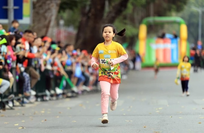 Runner nhí mặc áo đấu bên ngoài. Ảnh: VnExpress Marathon