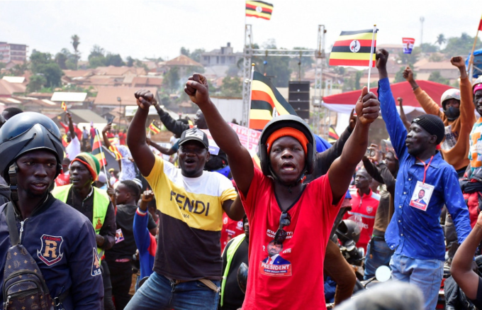 Nam giới Uganda trong một cuộc vận động tranh cử tháng 11/2025 ở thủ đô Kampala. Ảnh: Reuters