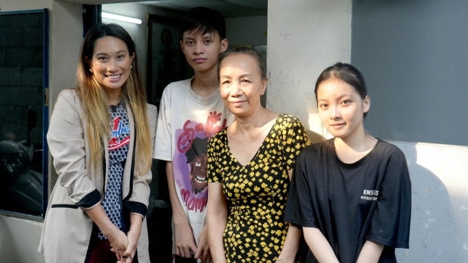 Bốn bà cháu hiện sinh sống cùng bà cố tại TP HCM. Ảnh: Tân Hiệp Phát