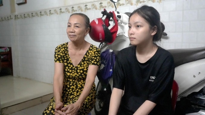 Bà Điệp ngồi cạnh cháu gái trong căn nhà của bà cố. Ảnh: Tân Hiệp Phát