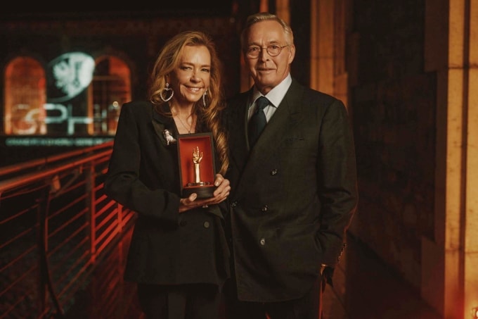 Hai đồng chủ tịch của Chopard nhận 2 giải thưởng quan trọng. Ảnh: Chopard