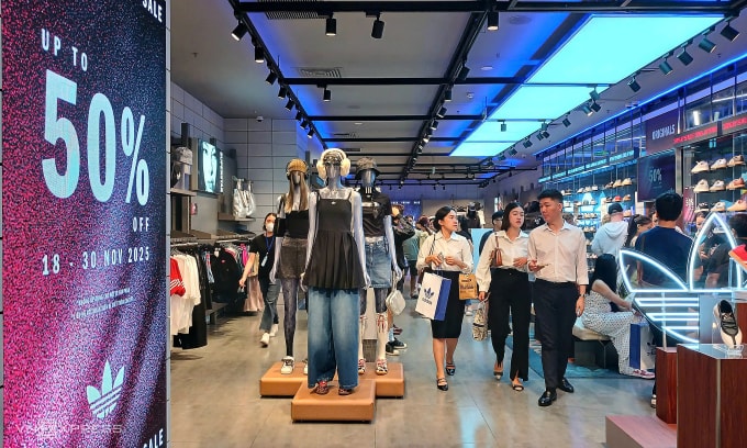 Khách đến mua hàng tại Adidas Vincom Đồng Khởi (TP HCM) trưa ngày 27/11. Ảnh: Thi Hà